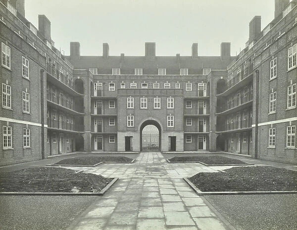 East Hill Estate: exterior of Newlyn House, courtyard and flats, London, 1928 (b  /  w photo)