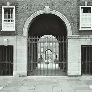 East Hill Estate: archway in Newlyn House, London, 1930 (b / w photo)