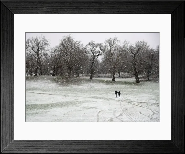 Framed Print : Pedestrians walk through the snow in Greenwich Park, London Framed Print : Pedestrians walk through the snow in Greenwich Park, London