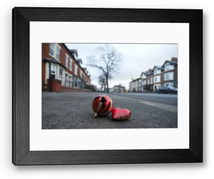 Framed Print : Christmas baubles lie on the pavement along Warwick Road in the town of Carlisle in