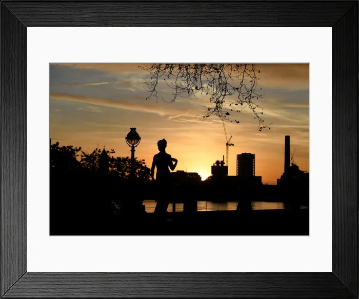 Framed Print : General view as the sun sets over the Chelsea area in London Framed Print : General view as the sun sets over the Chelsea area in London