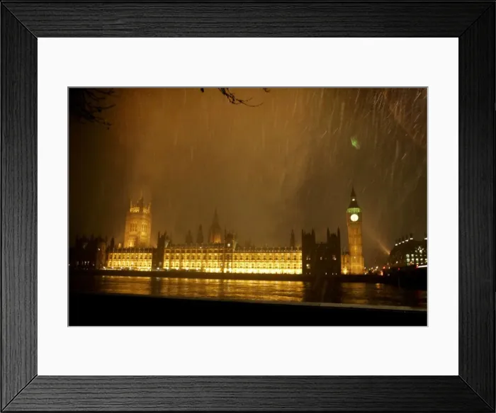 Framed Print : Snow falls over the Houses of Parliament in London Framed Print : Snow falls over the Houses of Parliament in London