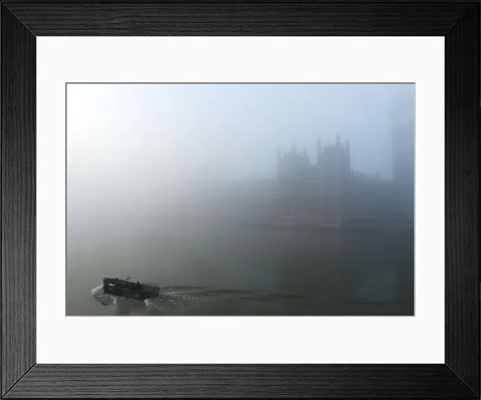Framed Print : A boat on the River Thames passes the Houses of Parliament, in heavy fog in central Framed Print : A boat on the River Thames passes the Houses of Parliament, in heavy fog in central
