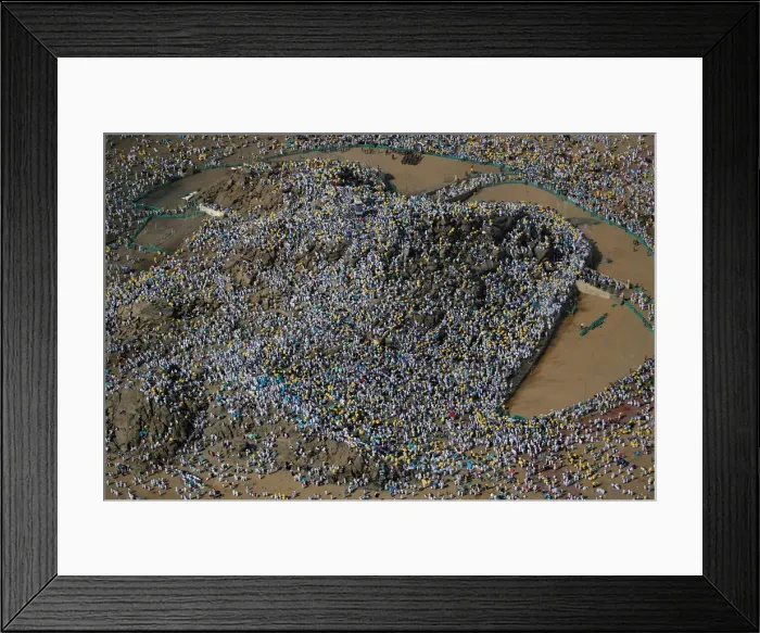 Framed Print : Muslim pilgrims gather on Mount Mercy on the plains of Arafat during the annual haj Framed Print : Muslim pilgrims gather on Mount Mercy on the plains of Arafat during the annual haj