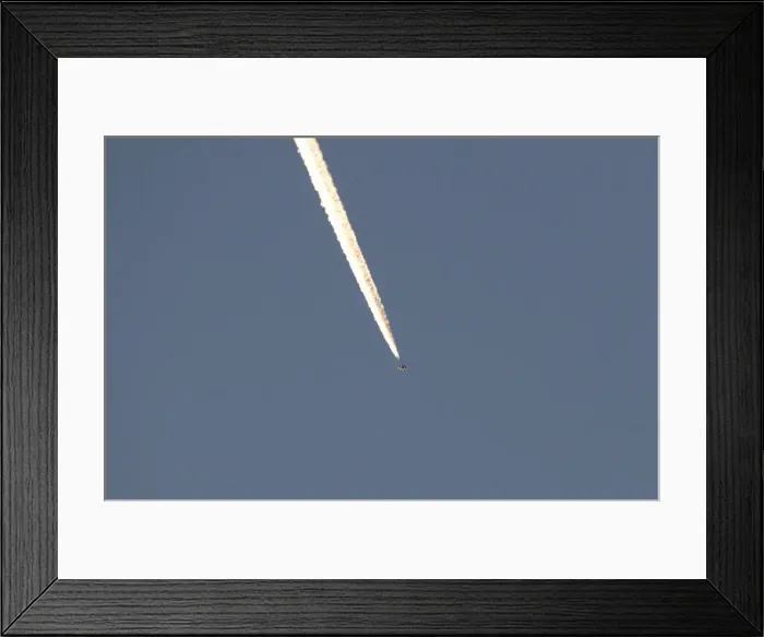 Framed Print : A Turkish fighter jet flies over the town of Hassa on the Turkish-Syrian border in Hatay Framed Print : A Turkish fighter jet flies over the town of Hassa on the Turkish-Syrian border in Hatay