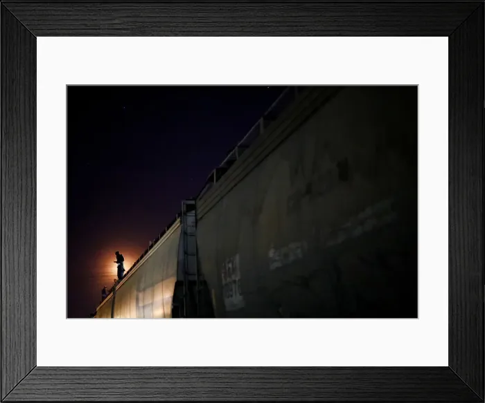 Framed Print : A Central American migrant, moving in a caravan through Mexico