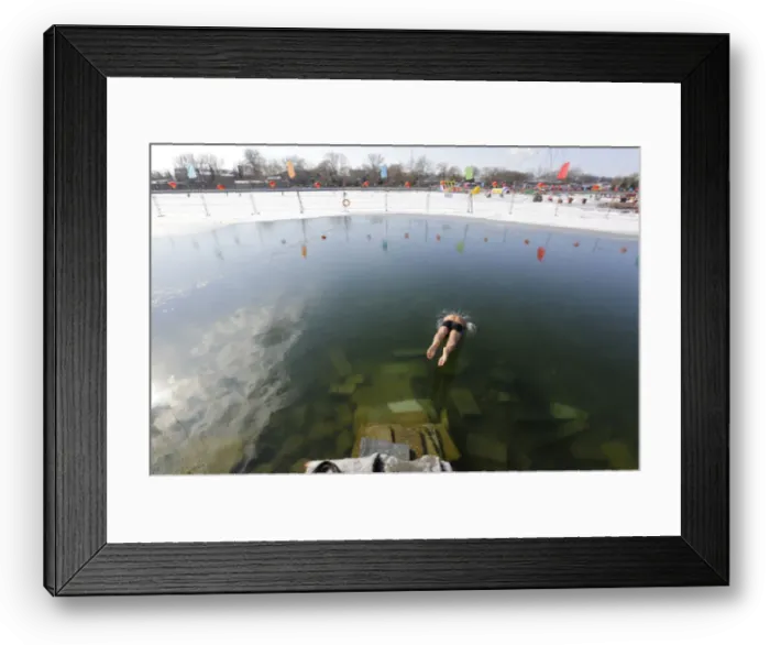 Framed Print : A swimmer jumps into Houhai Lake in central Beijing Framed Print : A swimmer jumps into Houhai Lake in central Beijing