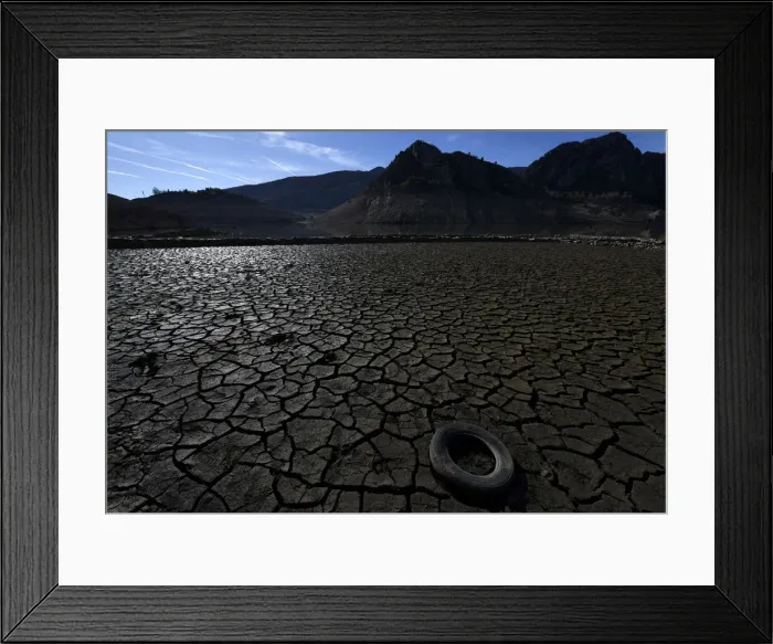 Framed Print : A view of the partially empty Barrios de Luna reservoir in Minera de Luna