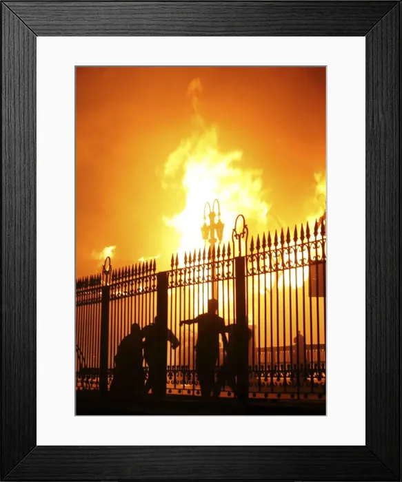 Framed Print : People flee from an explosion at an electricity plant at Al Hussien district in old Cairo Framed Print : People flee from an explosion at an electricity plant at Al Hussien district in old Cairo
