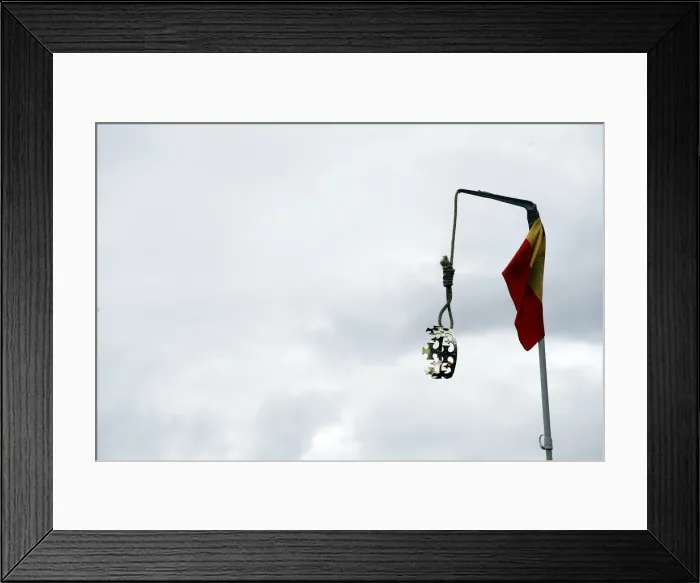 Framed Print : A crown hangs from a gallows beside a Spanish flag during the Jaque al Rey Framed Print : A crown hangs from a gallows beside a Spanish flag during the Jaque al Rey