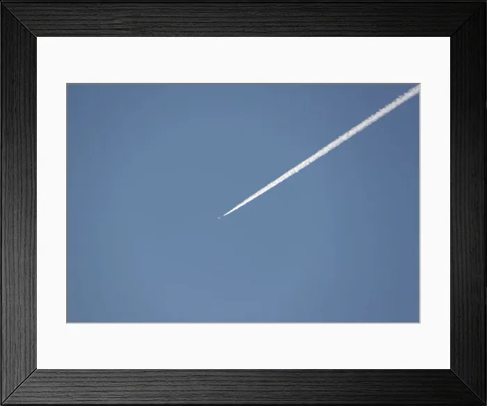 Framed Print : A Turkish fighter jet flies over the town of Hassa on the Turkish-Syrian border in Hatay Framed Print : A Turkish fighter jet flies over the town of Hassa on the Turkish-Syrian border in Hatay