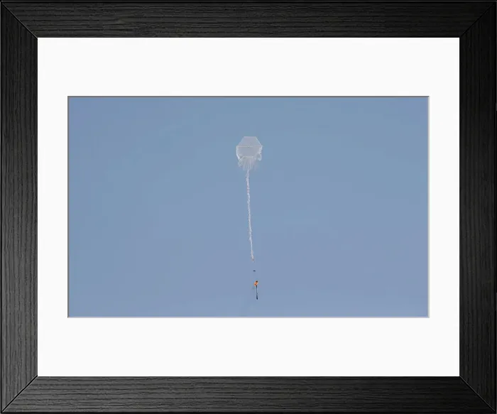 Framed Print : Kite loaded with a flammable material is flown by Palestinian demonstrators to be thrown Framed Print : Kite loaded with a flammable material is flown by Palestinian demonstrators to be thrown