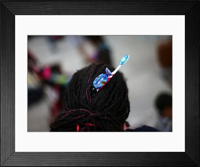 Framed Print : A Central American migrant, moving in a caravan through Mexico
