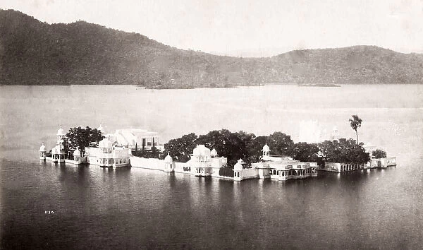 Lake and palace at Udaipur, India