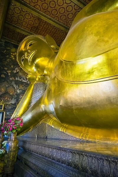 Giant reclining Buddha, Wat Pho (Temple of the Reclining Buddha), Bangkok, Thailand