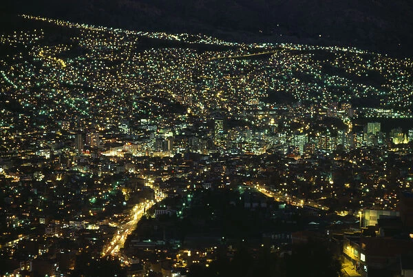 20088633 BOLIVIA La Paz Illuminated cityscape at night