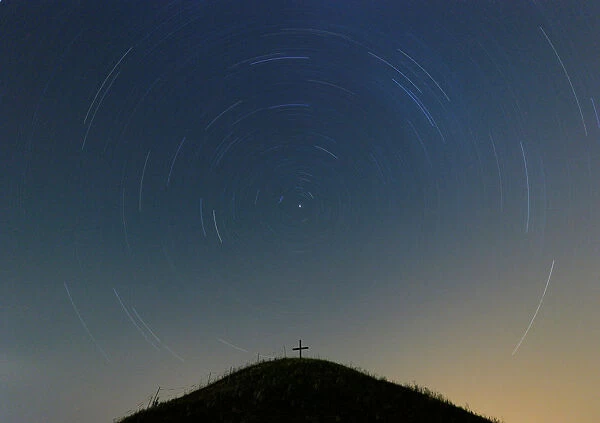 A 90 minutes long exposure shows star trails around the North Star