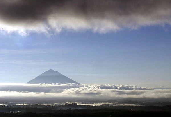 BALIS GUNUNG AGUNG VOLCANO SEEN ABOVE THE CLOUDS IN THE CENTRAL MOUNTAINS