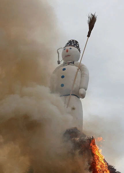 The Boeoegg, a snowman made of wadding and filled with firecrackers