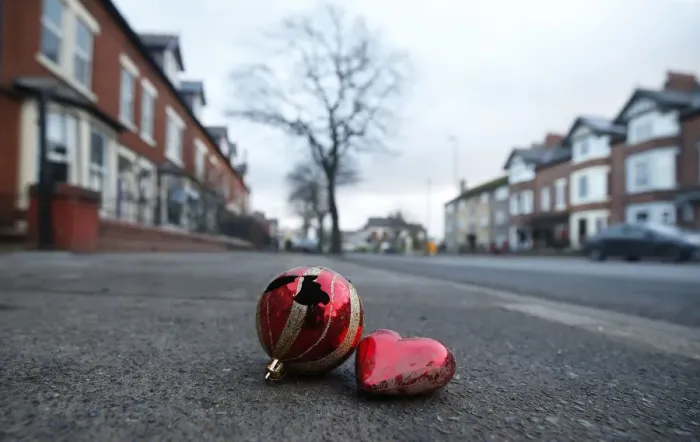 Framed Print : Christmas baubles lie on the pavement along Warwick Road in the town of Carlisle in