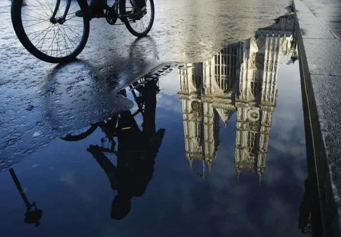 Framed Print : A cyclist is reflected in a puddle as he passes Westminster Abbey in London Framed Print : A cyclist is reflected in a puddle as he passes Westminster Abbey in London