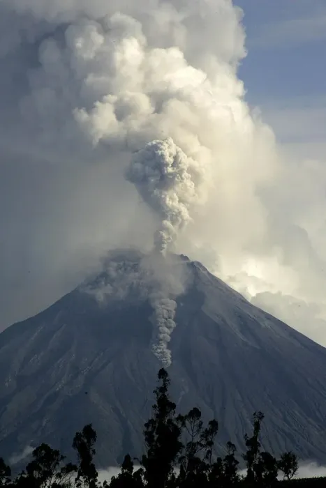 Framed Print : Ecuadors Tungurahua volcano erupts in Banos, south of Quito Framed Print : Ecuadors Tungurahua volcano erupts in Banos, south of Quito