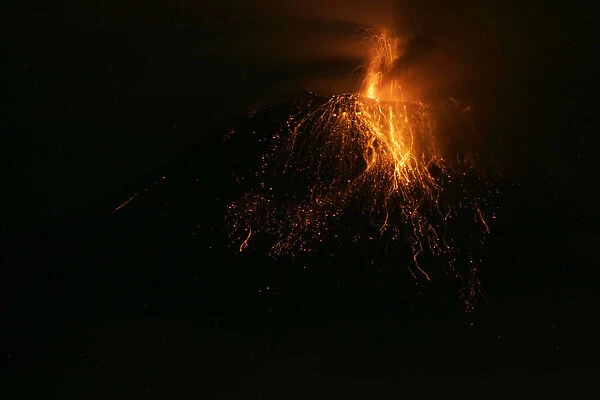 Ecuadors Tungurahua volcano spews large clouds of gas and ash near Banos, south of Quito