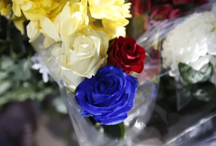 Framed Print : A floral tribute of roses in the colours of Frances national flag is left in memory of Framed Print : A floral tribute of roses in the colours of Frances national flag is left in memory of