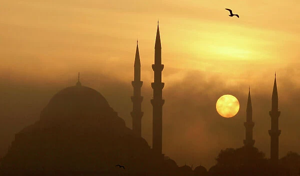 GM1E5BQ01ZN01. The Ottoman era Suleymaniye mosque is covered by fog as