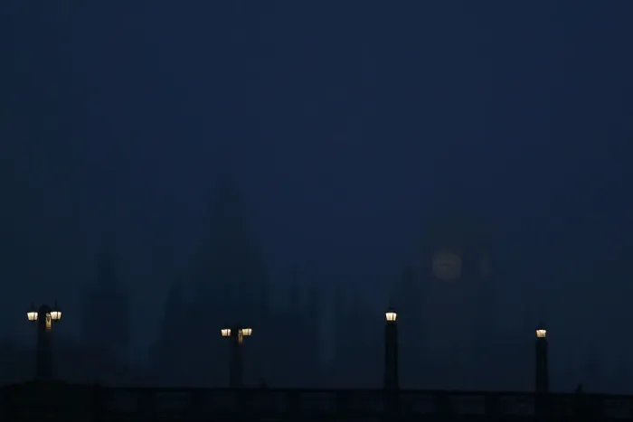 Framed Print : The Houses of Parliament are seen in late afternoon mist in central London Framed Print : The Houses of Parliament are seen in late afternoon mist in central London