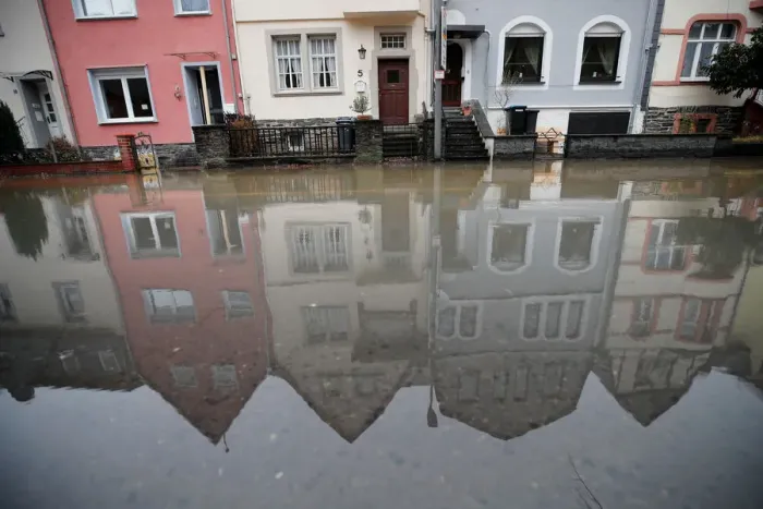Framed Print : Houses are reflected in the waters of the river Moselle after the river flooded
