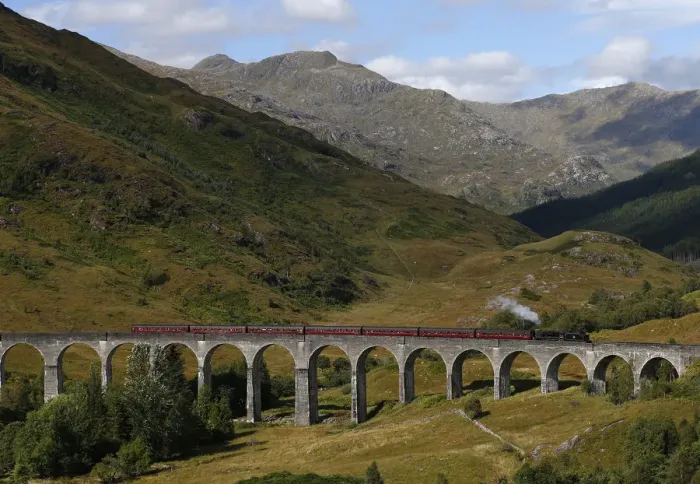 Framed Print : The Jacobite steam train crosses the Glenfinnan Viaduct in Scotland
