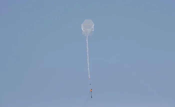 Framed Print : Kite loaded with a flammable material is flown by Palestinian demonstrators to be thrown Framed Print : Kite loaded with a flammable material is flown by Palestinian demonstrators to be thrown