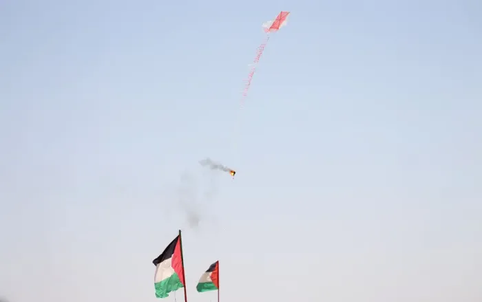 Framed Print : Kite loaded with a flammable material is flown by Palestinian demonstrators to be thrown Framed Print : Kite loaded with a flammable material is flown by Palestinian demonstrators to be thrown