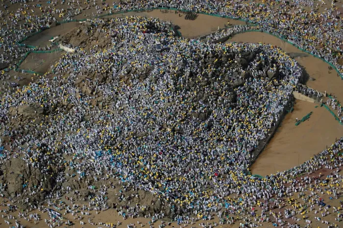Framed Print : Muslim pilgrims gather on Mount Mercy on the plains of Arafat during the annual haj Framed Print : Muslim pilgrims gather on Mount Mercy on the plains of Arafat during the annual haj