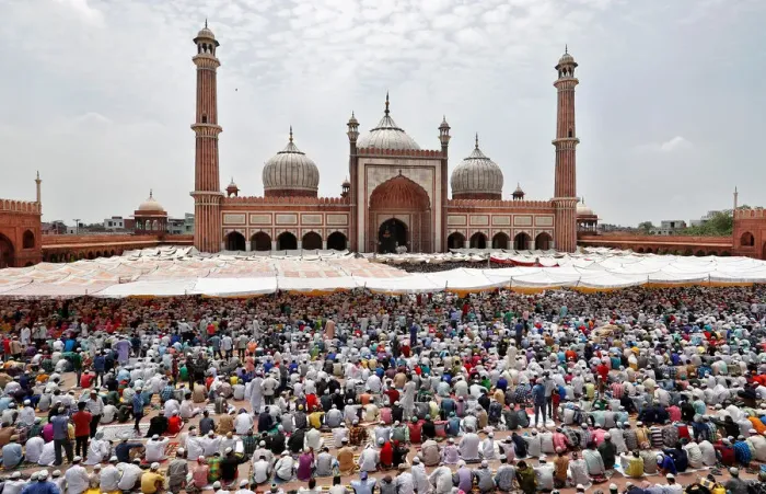 Framed Print : Muslims offer prayers during Jumat-ul-Vida, or the last Friday of the holy fasting