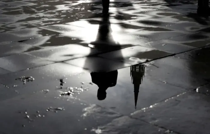 Framed Print : The Palace of Westminster and a man walking are reflected in a puddle in London Framed Print : The Palace of Westminster and a man walking are reflected in a puddle in London