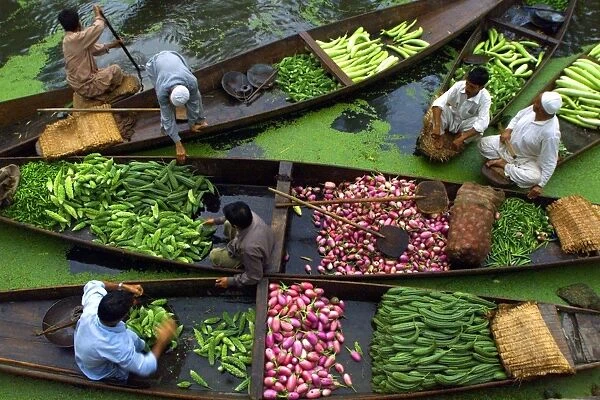Pbeahukqaek. Kashmiri vegetable sellers gather at a floating market on