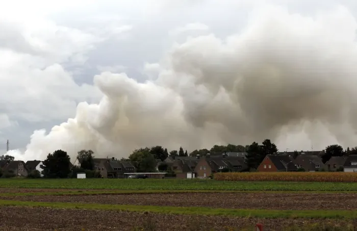 Framed Print : Plumes of smoke billow into sky following fire at fertilisers factory in Krefel
