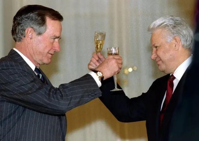 Framed Print : US President George Bush toasts Russian President Boris yeltsin in Moscow January