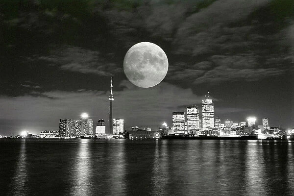 Rp1Dricqreaa. A full moon makes its way over the Toronto skyline