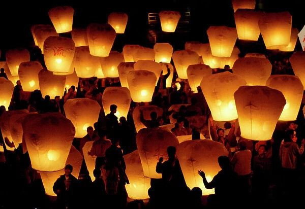 Rp4Driftibab. Taiwanese release sky lanterns to celebrate the traditional