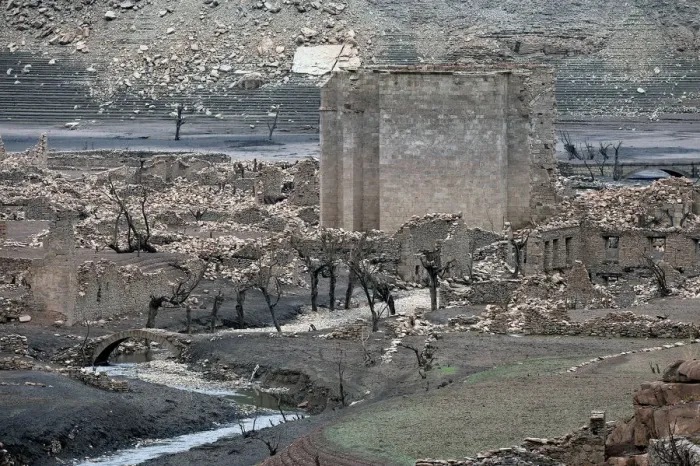 Framed Print : The ruins of the old town of Mansilla de la Sierra, normally submerged beneath the waters