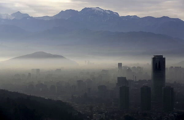 Smog shrouds Chiles capital Santiago