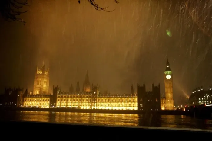 Framed Print : Snow falls over the Houses of Parliament in London Framed Print : Snow falls over the Houses of Parliament in London