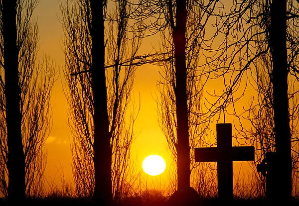 THE SUN SETS OVER ST PETERs CHURCH GRAVEYARD IN SWEPSTONE CENTRAL ENGLAND