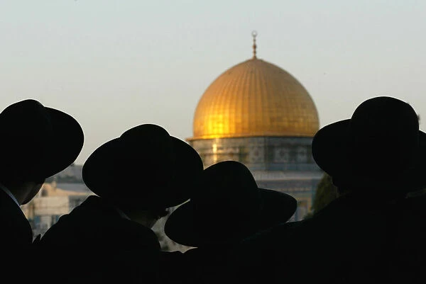 Ultra-Orthodox Jews look at the Dome of the Rock