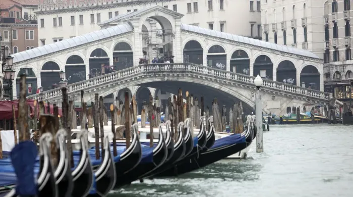 Framed Print : A view of Rialto Bridge in Venice Framed Print : A view of Rialto Bridge in Venice