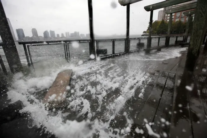 Framed Print : Water from Hudson River crashes along the shore in Battery Park in New York Framed Print : Water from Hudson River crashes along the shore in Battery Park in New York