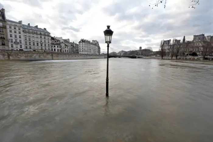 Framed Print : The waters of the Seine River flow out of its banks at the tip of the Ile Saint Louis Framed Print : The waters of the Seine River flow out of its banks at the tip of the Ile Saint Louis